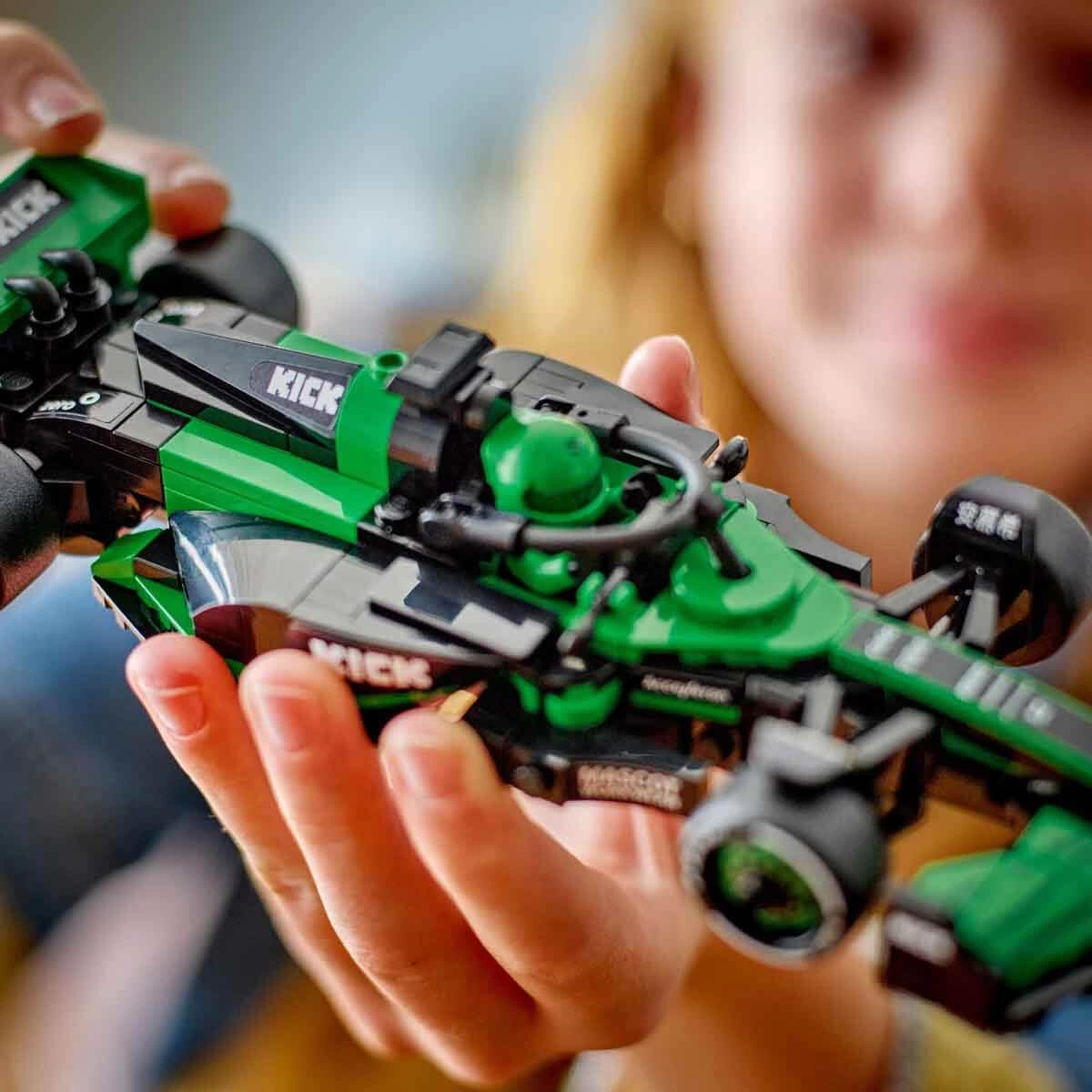 LEGO Speed Champions KICK Sauber F1 Team C44 Yarış Arabası 77247